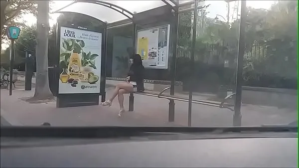 XXX bitch at a bus stop seje klip